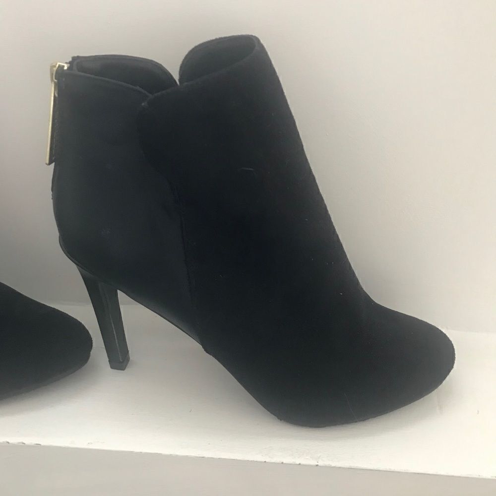 NWOT Breckelles faux suede leather zipback booties